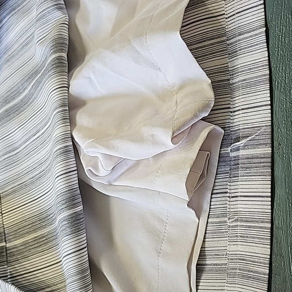Vuarnet striped skort. Size 4. It has three pockets. Gray and white. - Picture 4 of 12